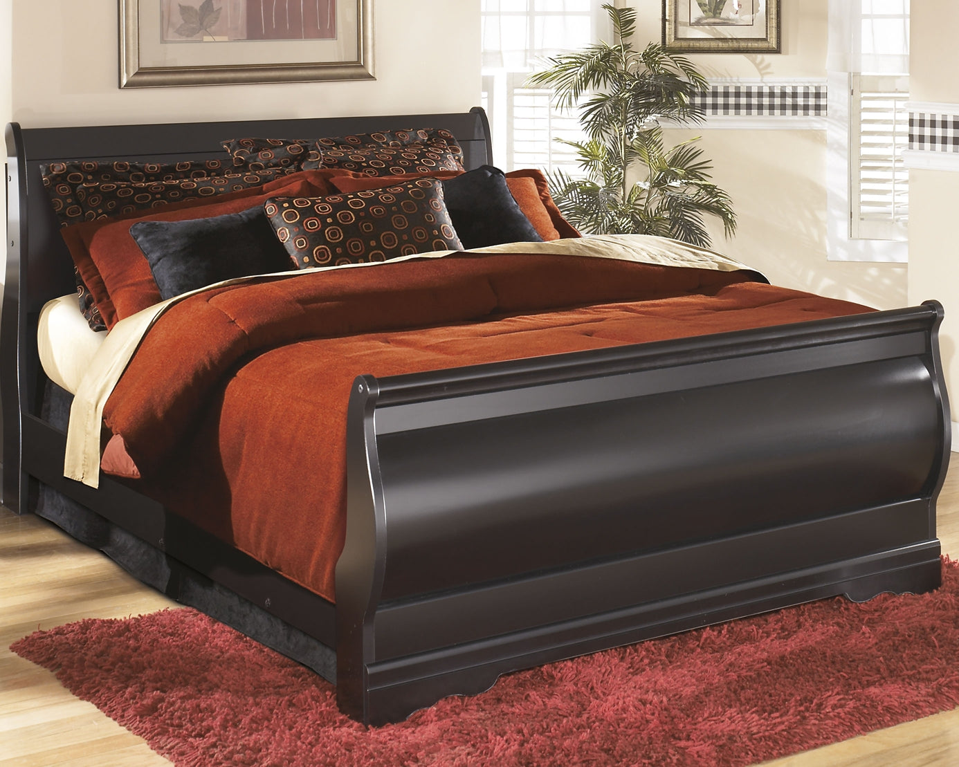 Huey Vineyard  Sleigh Bed With Mirrored Dresser And Nightstand